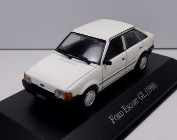 MAGARG53 - FORD Escort GL 1988 Blanche avec fascicule