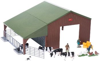 Hangar avec stabulation, animaux et accessoires