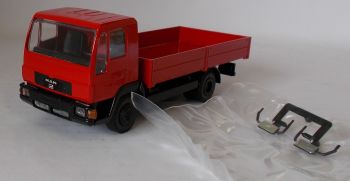 CON6036/04 - MAN L 2000 4X2 rouge porteur plateau