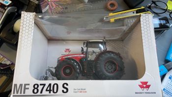 CW0187 - MASSEY FERGUSON 8740 S – avec pneus TRELLEBORG et jantes noires et rouges