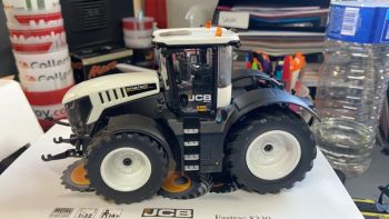 CW0189 - JCB Fastrac 8330 – Blanc