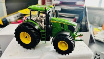 CW0247 - JOHN DEERE 6R 250 avec roues artisanal et accessoires 