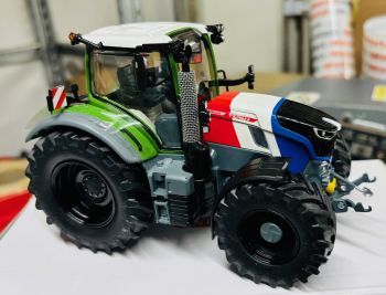 CW0290 - FENDT 728 Vario Bleu Blanc Rouge