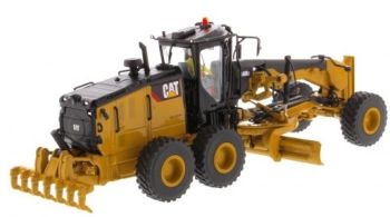 DCM85545 - Niveleuse CATERPILLAR 14M3 avec conducteur et boite métal
