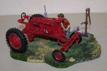 ERT2862 - FARMALL avec personnage lavant son tracteur sur un diorama