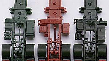 HER050883 - 3 chassis de camions en kit à assembler 1 vert, 1 rouge, 1 noir