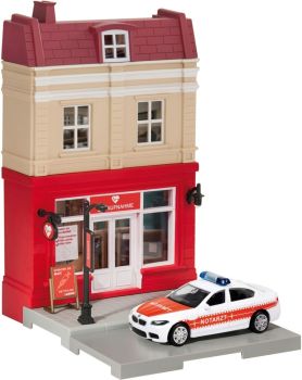 HER800044 - Ensemble avec façade de mini hopital et BMW M5 d'urgence