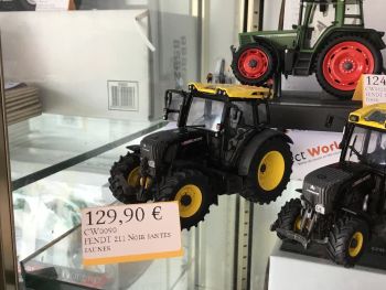 CW0090 - FENDT 211 Noir jantes jaunes