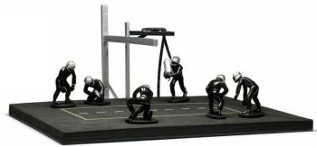 IXOFIG003SET - Pit stop set avec 6 personnages en combinaison noire et accessoires