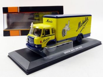 IXOTRU024 - SAVIEM JM 21/240 4x2 porteur caisse rigide 1970 MICHELIN