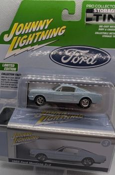 JLCT016B-C - FORD Mustang 2+2 1965 Bleu de la série COLLECTOR TINS 2025 sous blister
