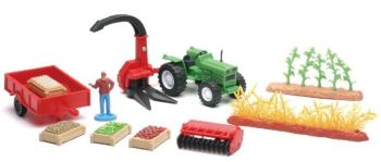 Coffret de la ferme avec un personnage , un tracteur et ensileuse , une remorque et accessoires divers