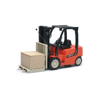NEW88803 - Chariot élevateur B713 radio commandé avec une palette chargée d'une caisse