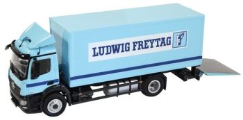 NZG880/04 - MERCEDES BENZ Antos 4x2 porteur caisse rigide avec haillon Ludwig Freytag