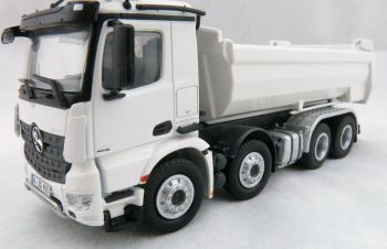 NZG905/40 - MERCEDES BENZ Arocs 8x4 benne blanc