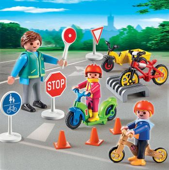 PLAY5571 - Enfants Avec Agent De Sécurité Routière - 40 Pièces