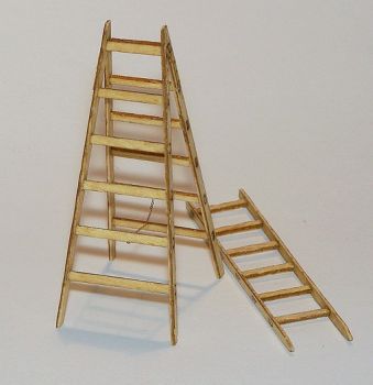 PLS397 - 2 échelles miniatures à assembler de hauteur 6 cm