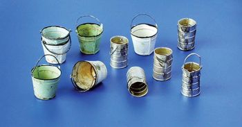 PLS4029 - 10 seaux miniatures en métal à assembler et à peindre pour diorama