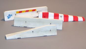 PLS4042 - 4 glissières de sécurités de bord de route miniatures à peindre pour diorama d'une longeur totale de 32cm