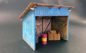 PLS442 - Cabane en bois avec accessoires miniature à assembler et à peindre dimensions 14 x 7,5cm hauteur 11cm