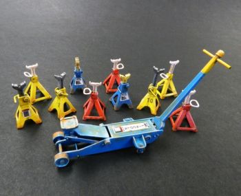 PLS499 - 10 chandelles et 1 chariot de levage miniatures à assembler et à peindre