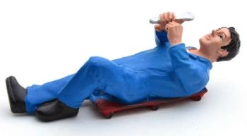 ADF32107 - Mécanicien allongé