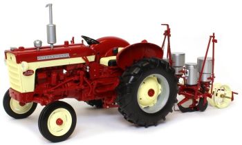 ZJD1804 - IH FARMALL 340 avec planteuse 251