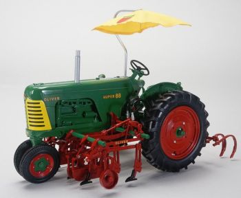 SCT562 - OLIVER Super 88 row crop avec cultivateur et ombrelle