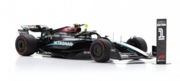 SPA18S999 - MERCEDES-AMG W15 E Performance #44 PETRONAS F1 Team Vainqueur GP Angleterre 2024 L.HAMILTON avec drapeau anglais