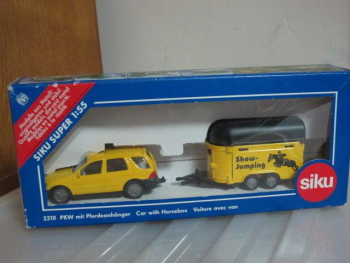 SIK2310JAUNE - MERCEDES avec Van et 2 Chevaux Ech:1/55