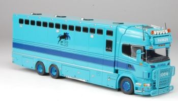 TEK64077 - SCANIA R400 6x2 Transport de chevaux "JOHN PARKER"