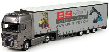 TEK71753 - DAF XF 105 Super Space Cab 4x2 avec semi bachée surbaissée 3 essieux BS Forklifts