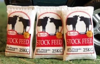 WM033G - 3 Sacs de nourriture pour vaches - En Miniature