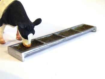 WM060 - Auge pour vache avec nourriture - Longueur 9 cm - En miniature