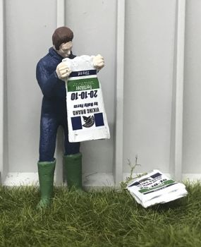 WM078D - Fermier vidant un sac d'engrais