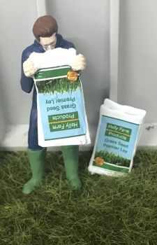 WM078E - Fermier vidant un sac de semences d'herbes