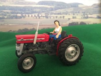 WM083Y - Conductrice de tracteur - YVETTE - En miniature